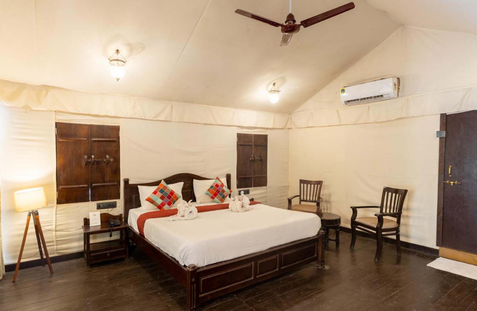 Accommodation-Lake-View-Tents-Room